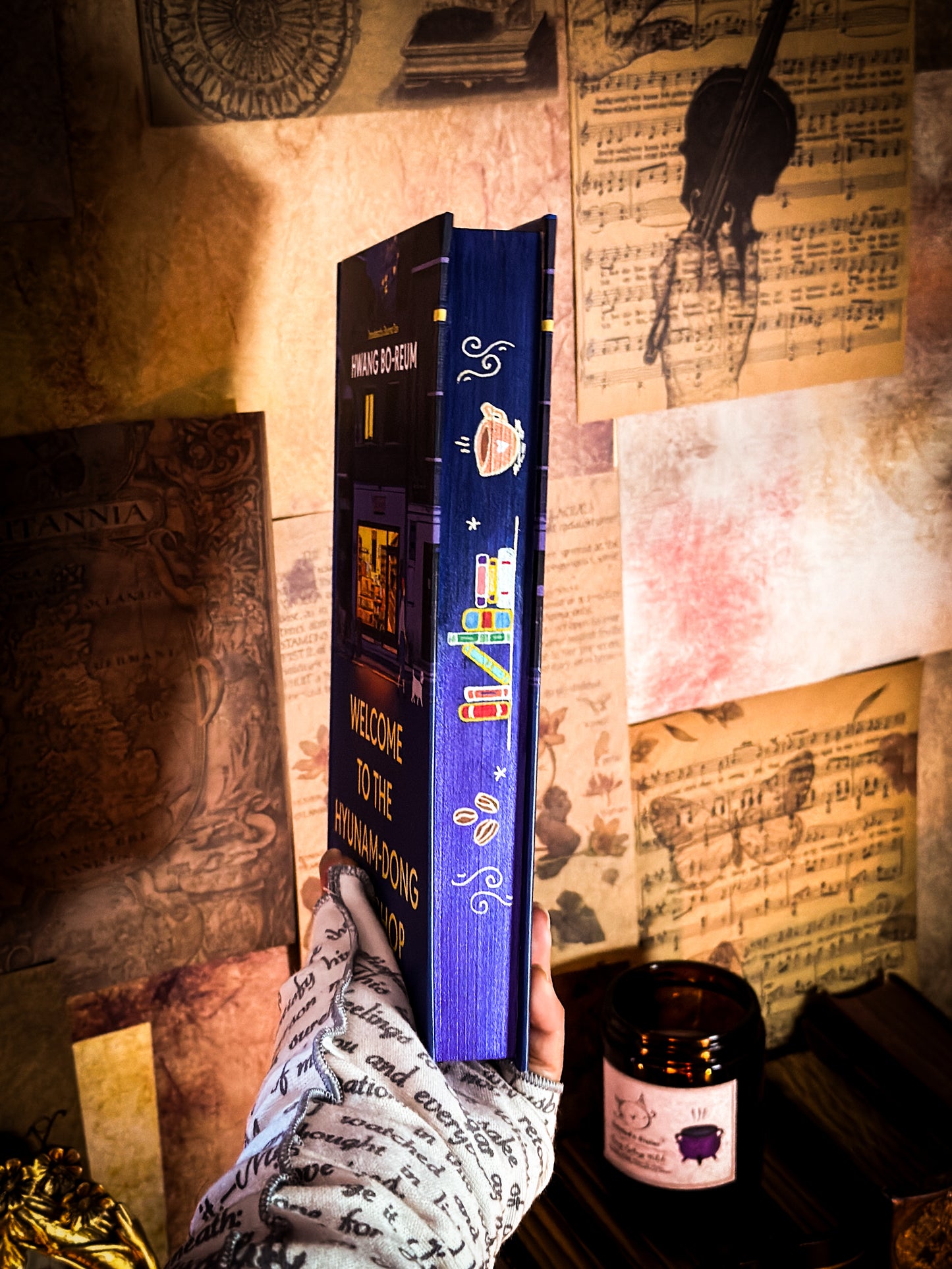 Welcome to the Hyunam-dong Bookshop HANDPAINTED BOOK EDGES