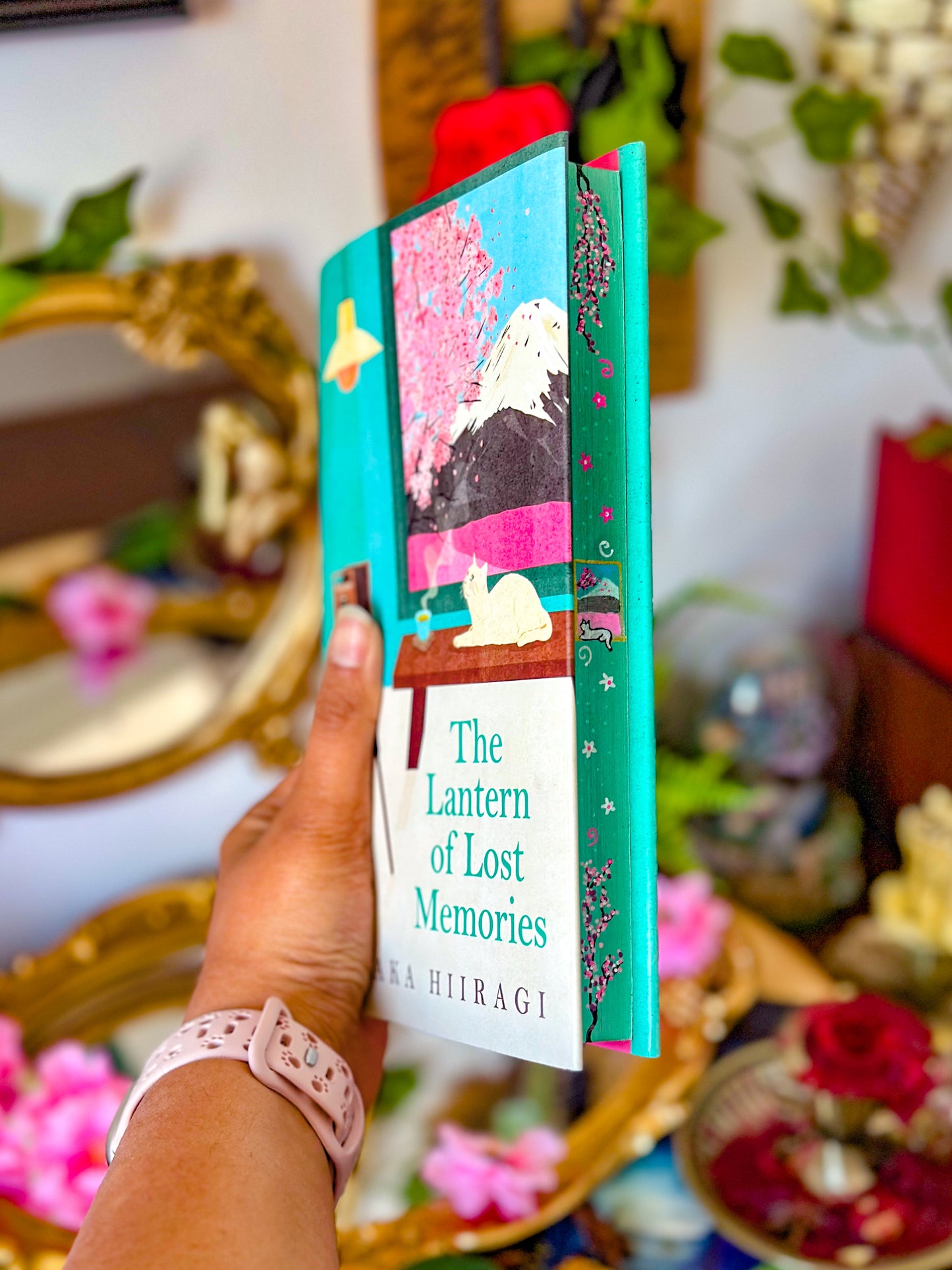 The Lantern of Lost Memories HAND-PAINTED BOOK Edges - Sanaka Hiiragi - Special Edition Book